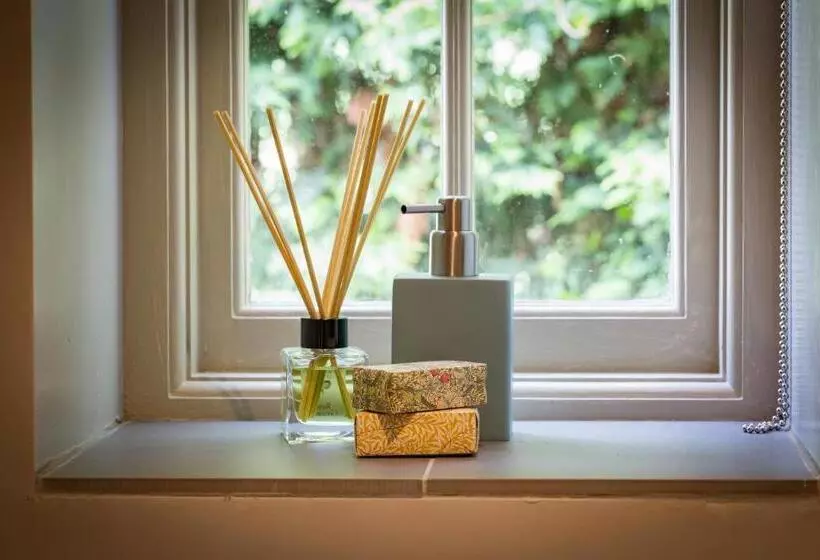 Aamiaismajoitus (B&B) Church End Cottage