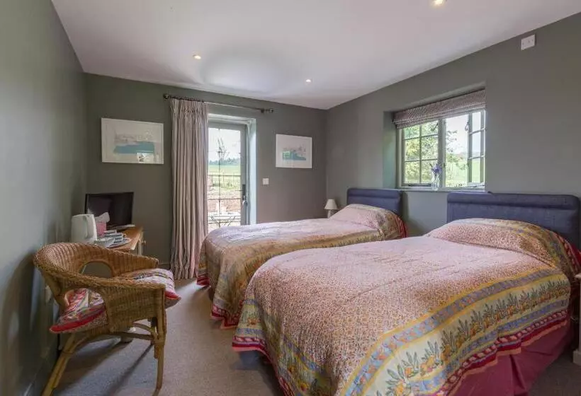 Aamiaismajoitus (B&B) Church End Cottage