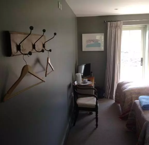 Aamiaismajoitus (B&B) Church End Cottage