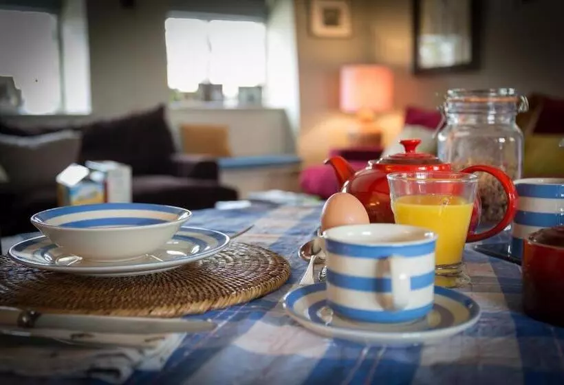 Aamiaismajoitus (B&B) Church End Cottage