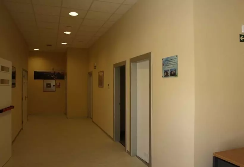 Albergue De Cabanillas   Hostel