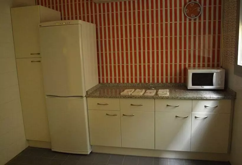 Albergue De Cabanillas   Hostel