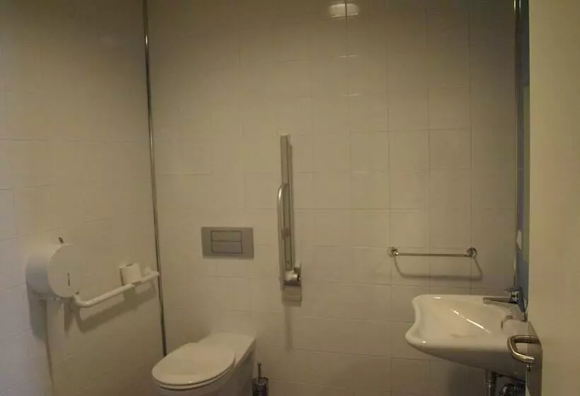 Albergue De Cabanillas   Hostel