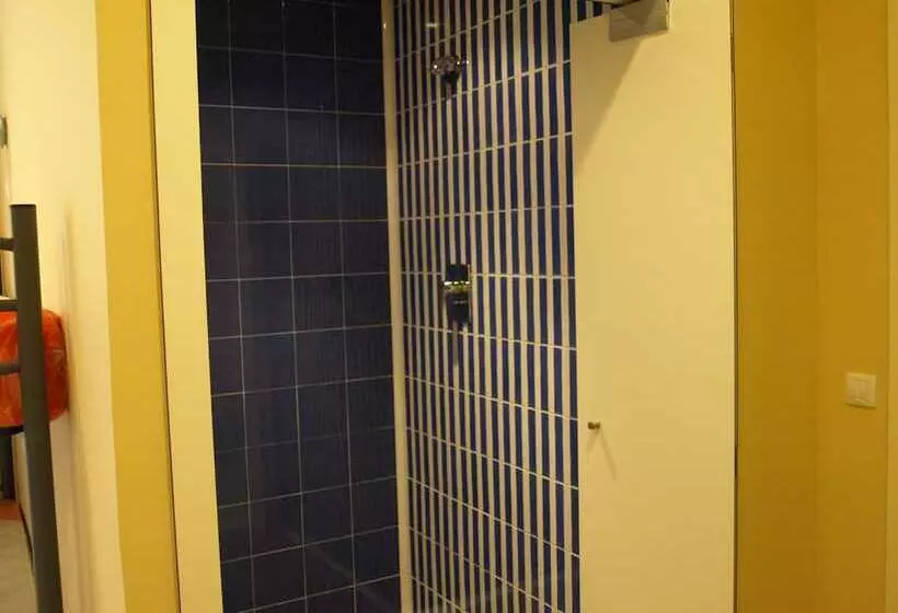 Albergue De Cabanillas   Hostel