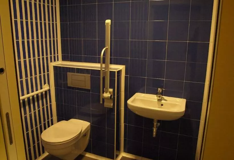 Albergue De Cabanillas   Hostel