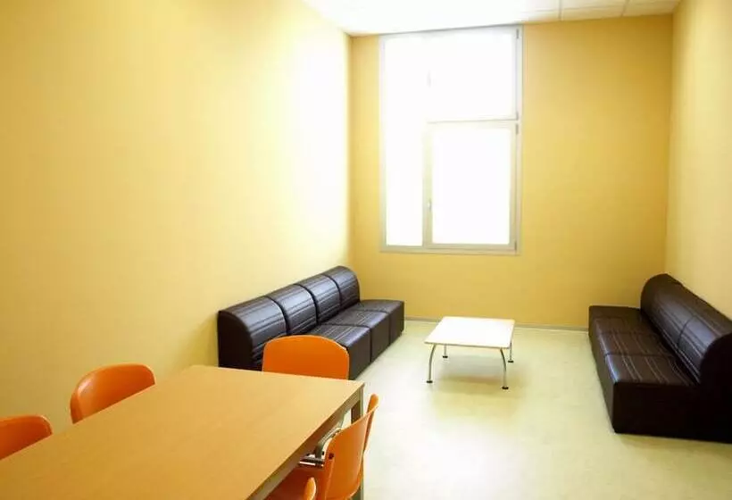 Albergue De Cabanillas   Hostel