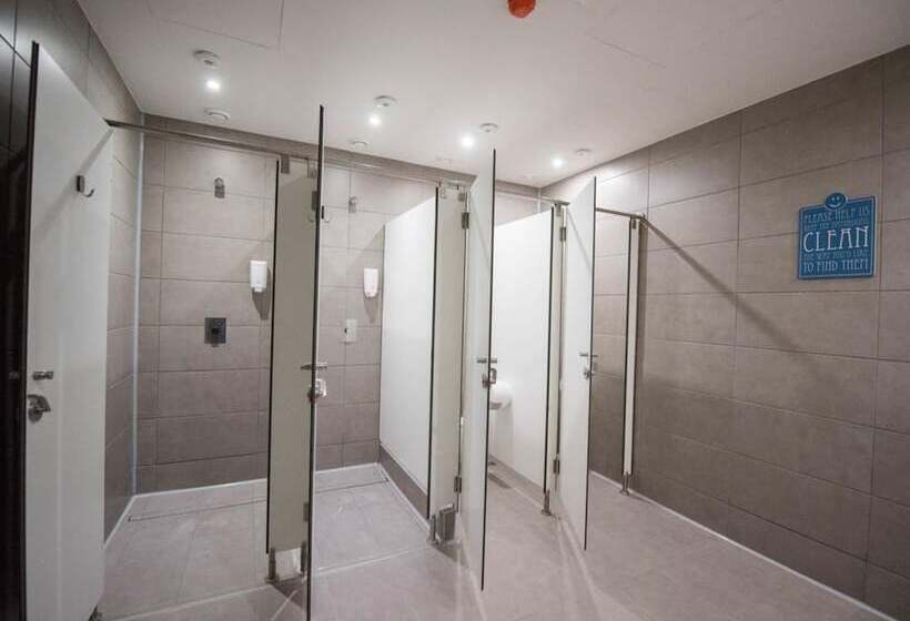 Room00 Gran Vía Hostel