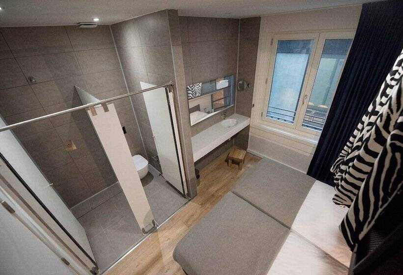 Room00 Gran Vía Hostel