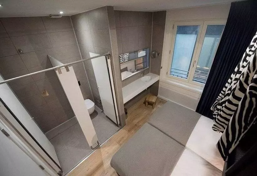 Room00 Gran Vía Hostel