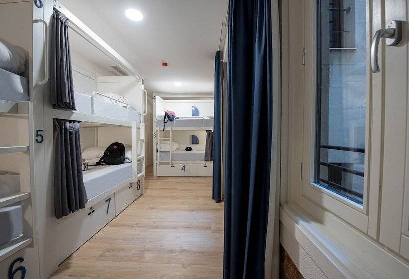 Room00 Gran Vía Hostel