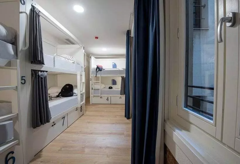 Room00 Gran Vía Hostel