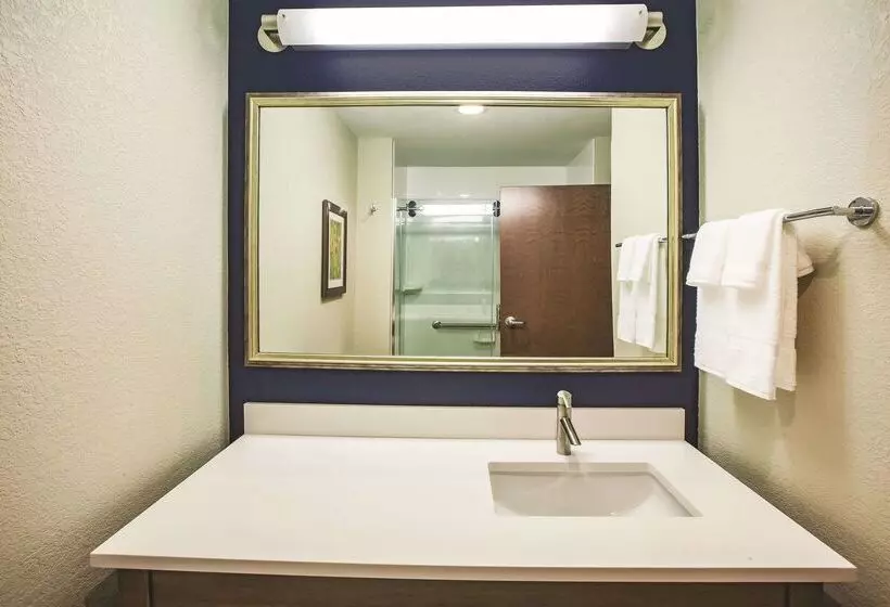 Hotelli La Quinta By Wyndham Wichita Northeast