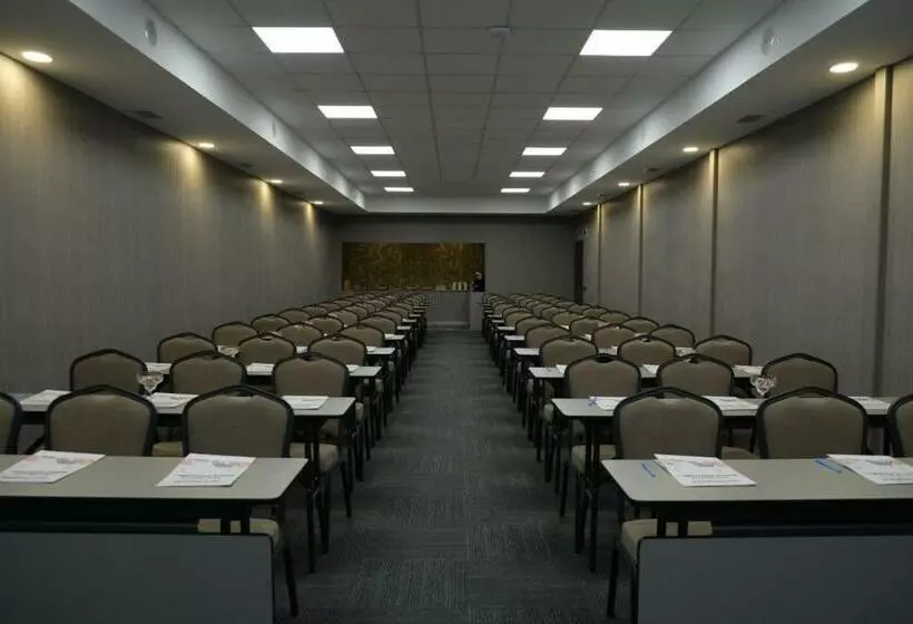 Ucar Royal Hotel Ve Konferans Salonu