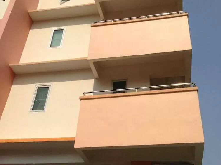 هتل Yaowamal Apartment