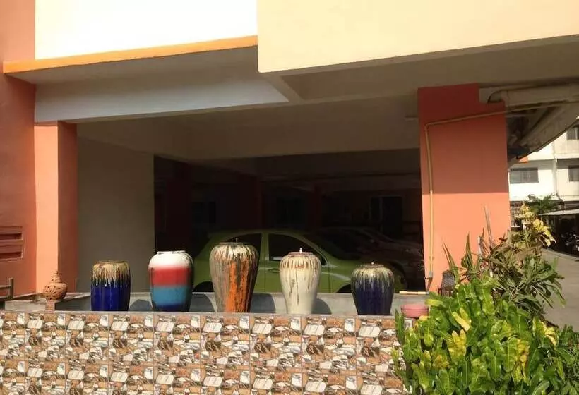 هتل Yaowamal Apartment