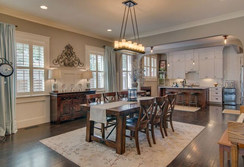 تختخواب و صبحانه Caroline House Nashville Historic Inn