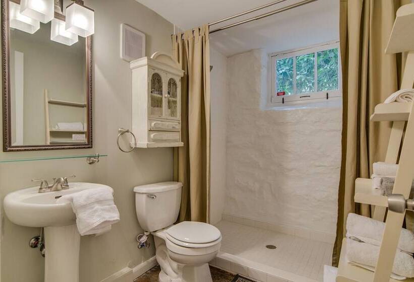 تختخواب و صبحانه Caroline House Nashville Historic Inn