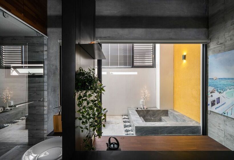 تختخواب و صبحانه Color Coral Boutique