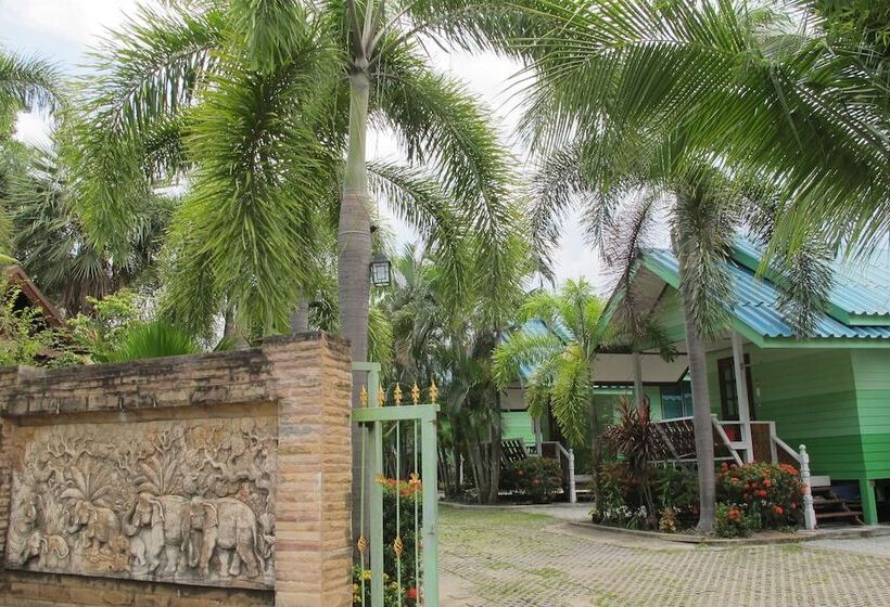 Отель The Green Resort Sri Racha