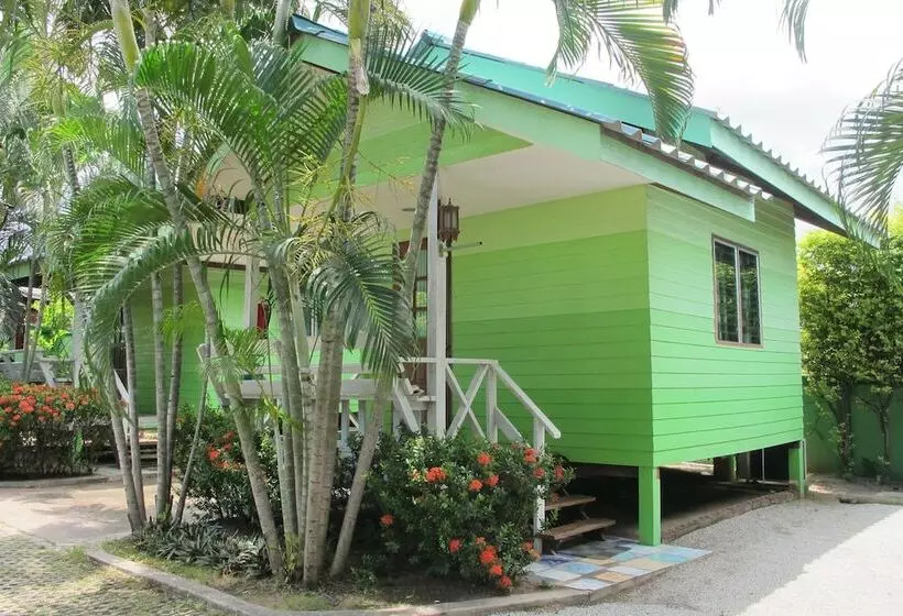 ホテル The Green Resort Sri Racha