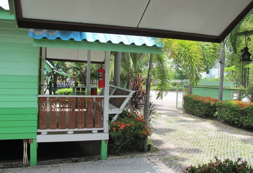 Отель The Green Resort Sri Racha