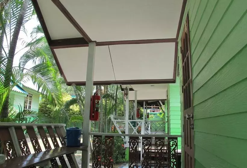 ホテル The Green Resort Sri Racha