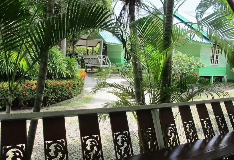 ホテル The Green Resort Sri Racha