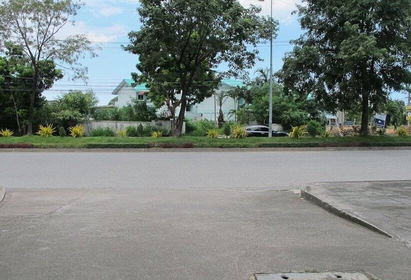 Отель The Green Resort Sri Racha