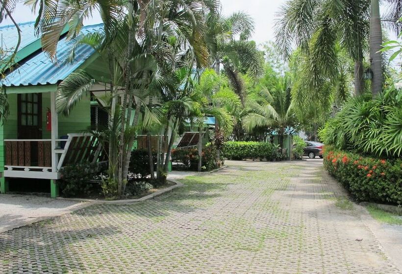 Отель The Green Resort Sri Racha