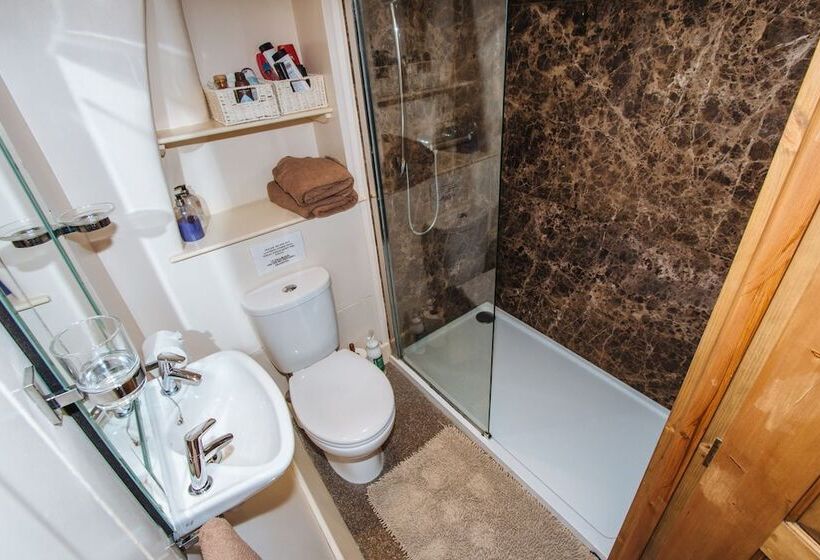 Aamiaismajoitus (B&B) Hen Cloud Cottage