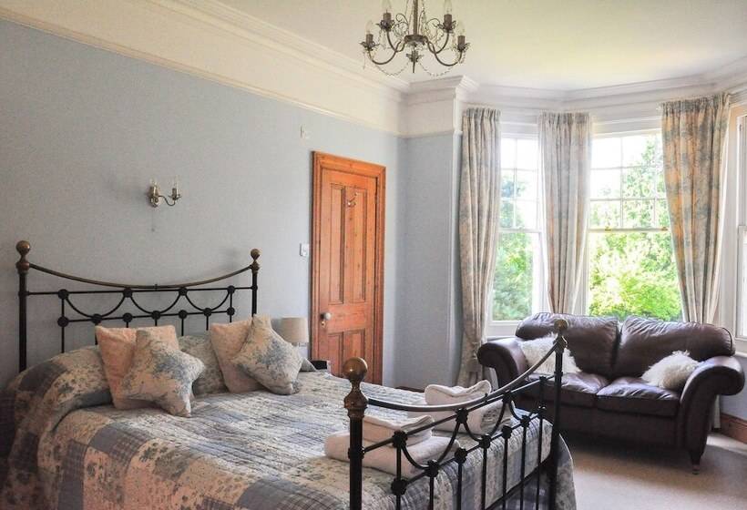 Oaklands Bed & Breakfast B&b