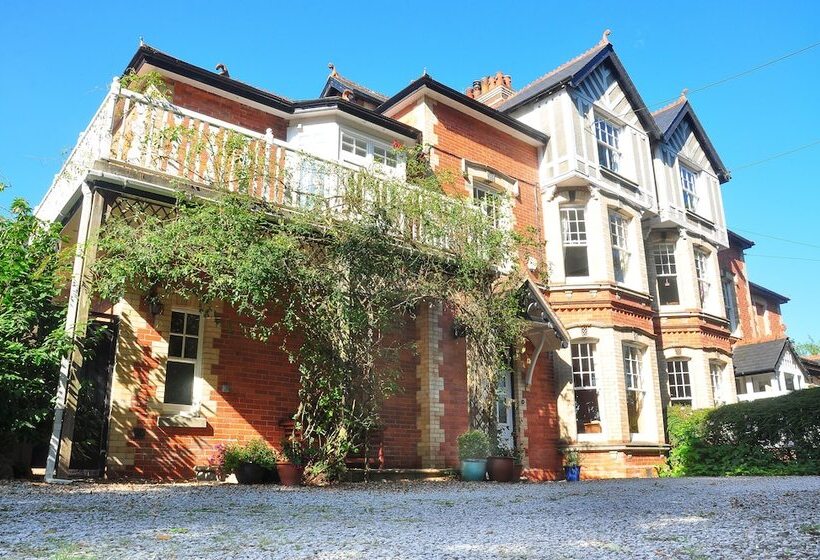 Oaklands Bed & Breakfast B&b