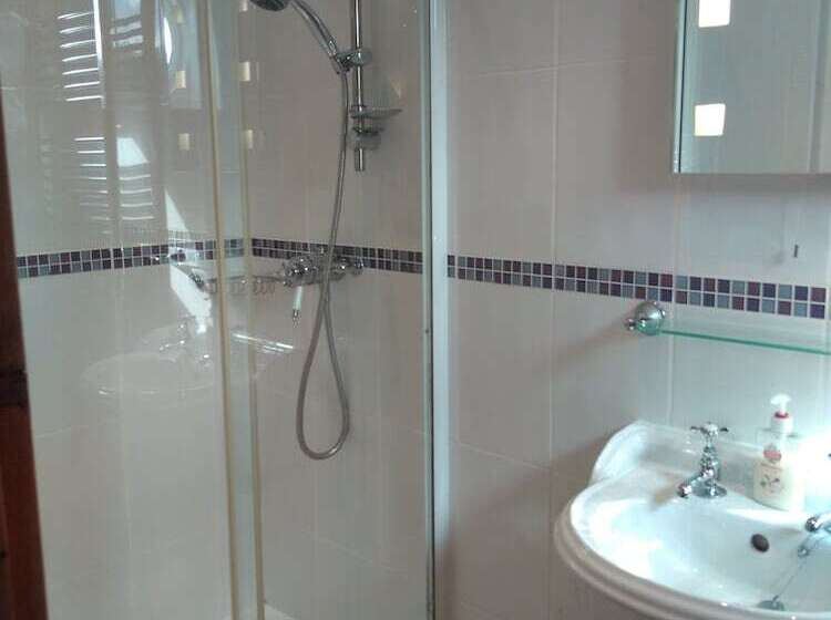 Oaklands Bed & Breakfast B&b