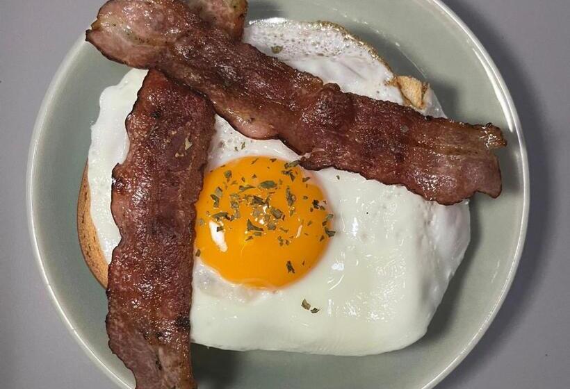 هاستل Tales Khaosan