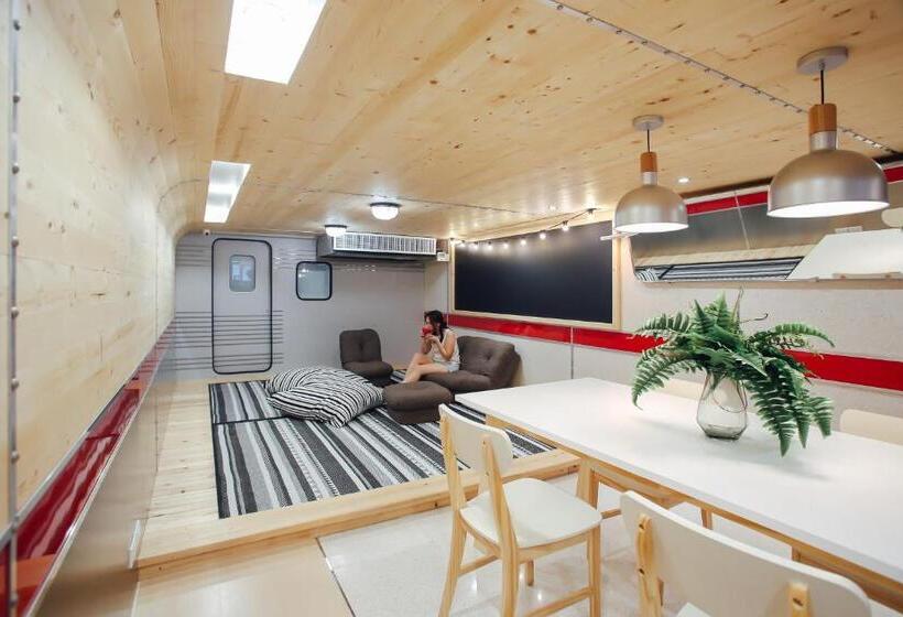 هاستل Tales Khaosan