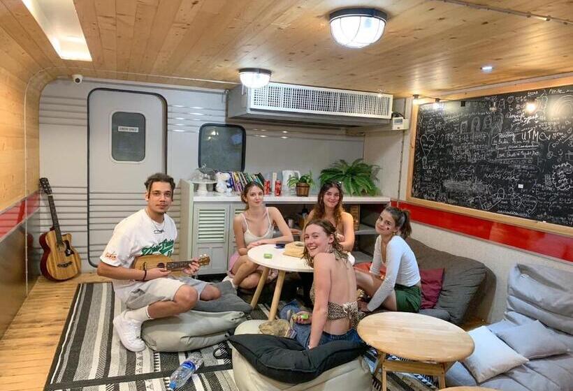 هاستل Tales Khaosan