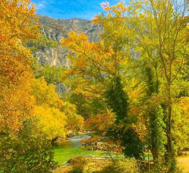 تختخواب و صبحانه Domaine De La Brave