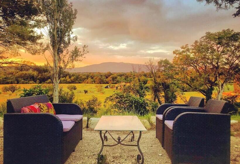 تختخواب و صبحانه Domaine De La Brave