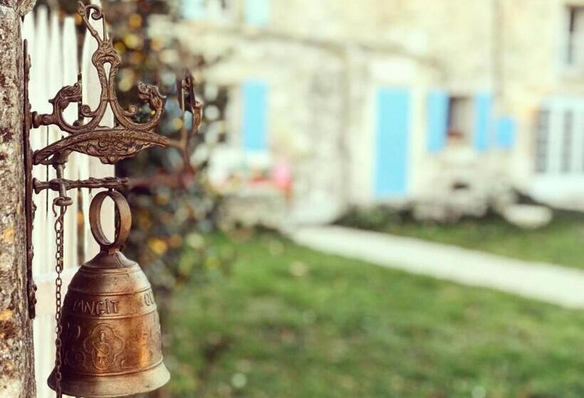 تختخواب و صبحانه Domaine De La Brave