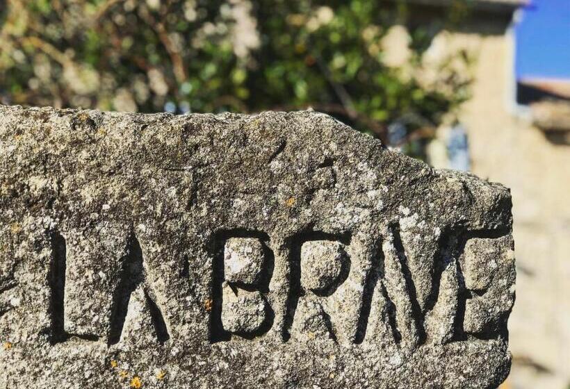 تختخواب و صبحانه Domaine De La Brave