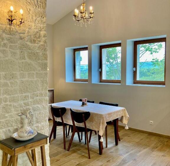 تختخواب و صبحانه Domaine De La Brave