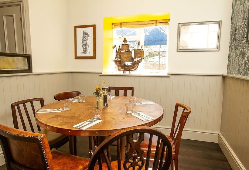 فندق فئة نجمة واحدة The West Bay