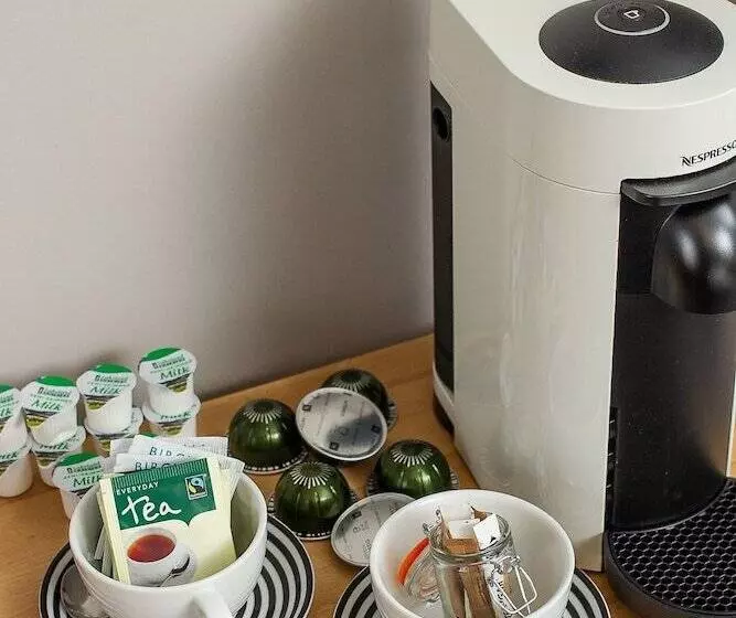 簡易ホテル The West Bay