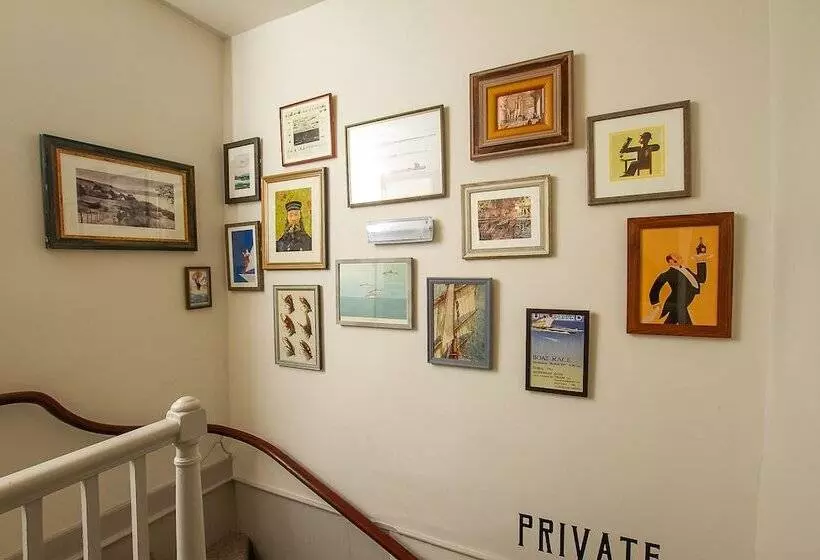 簡易ホテル The West Bay