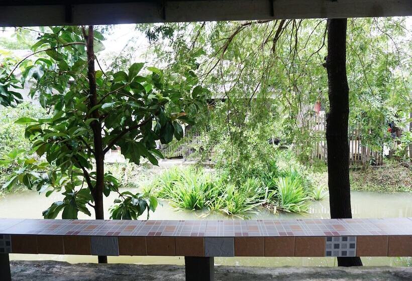 בית מלון כפרי Panichat Resort