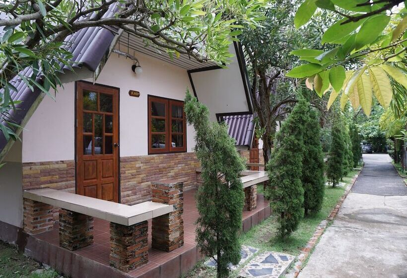 בית מלון כפרי Panichat Resort