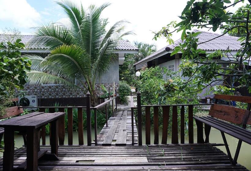 בית מלון כפרי Panichat Resort