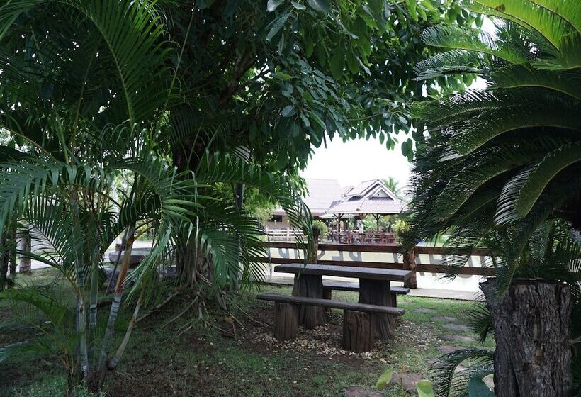 בית מלון כפרי Panichat Resort