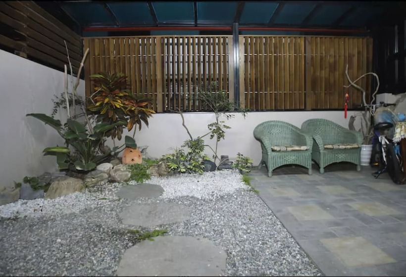 Parkinglot B&b Hostel