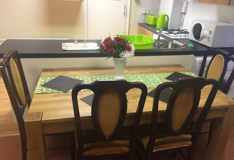 بنسيون Adelaide House